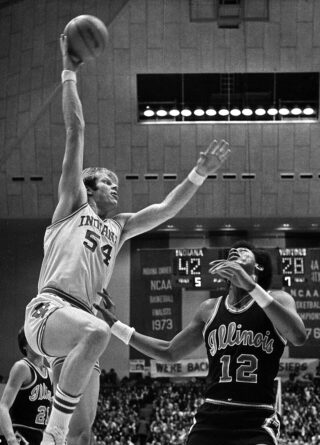 Kent_Benson_attempts_a_hook_shot_over_Ken_Ferdinand