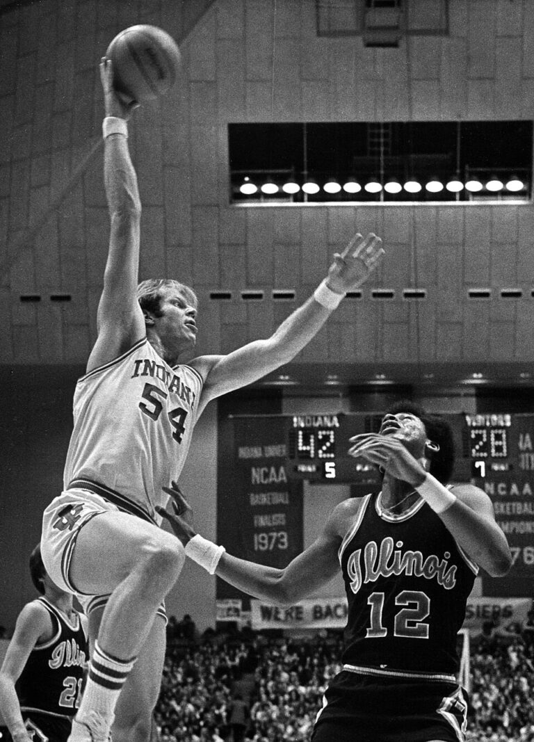 Kent_Benson_attempts_a_hook_shot_over_Ken_Ferdinand